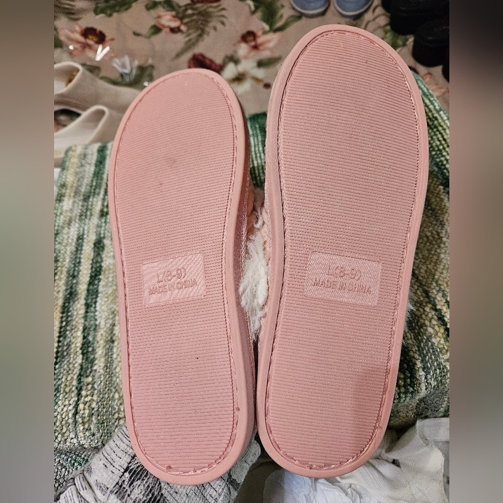 #304 KOOBA- Soft Pink Slippers w White fur trim    Size: L ( 8 - 9 ) - Picture 2 of 5